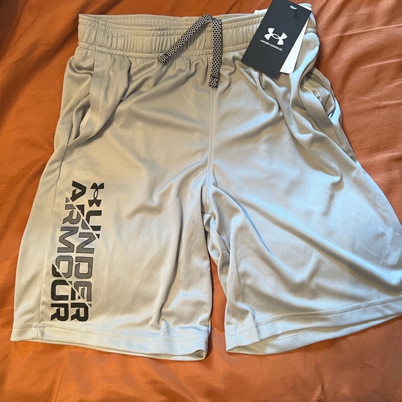 NWT! Gray & Black Under Armour Athletic Shorts - Picture 1 of 3